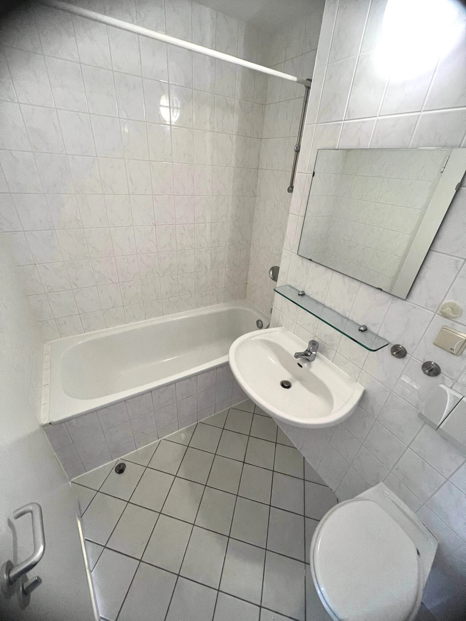 Badezimmer mit Badewanne im Apartment Leipzig Plagwitz 1